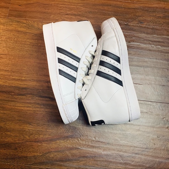 Women’s Authentic adidas shell toe shoe size 5.5 - Picture 4 of 6